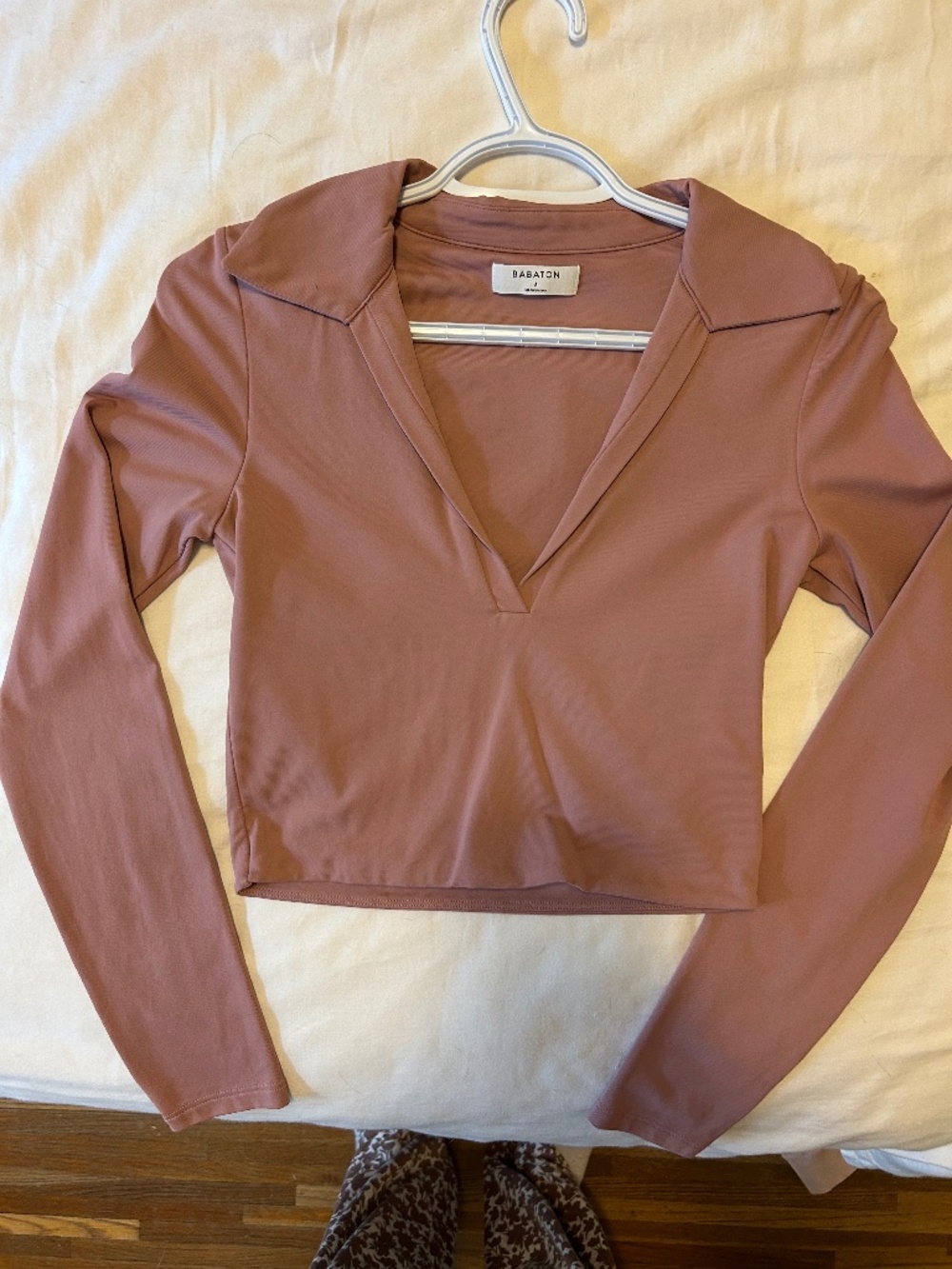 Aritzia babaton sculpt v neck top